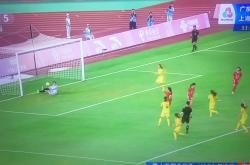 三亿体育体育中国官网-罚点球射门脱靶，主队逃过一劫