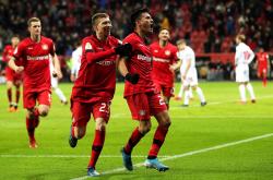 三亿体育体育娱乐-比赛现场一触即发，双方争夺着场上每寸土地