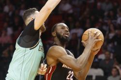 三亿体育体育教练-开拓者大胜黄蜂，保持胜率