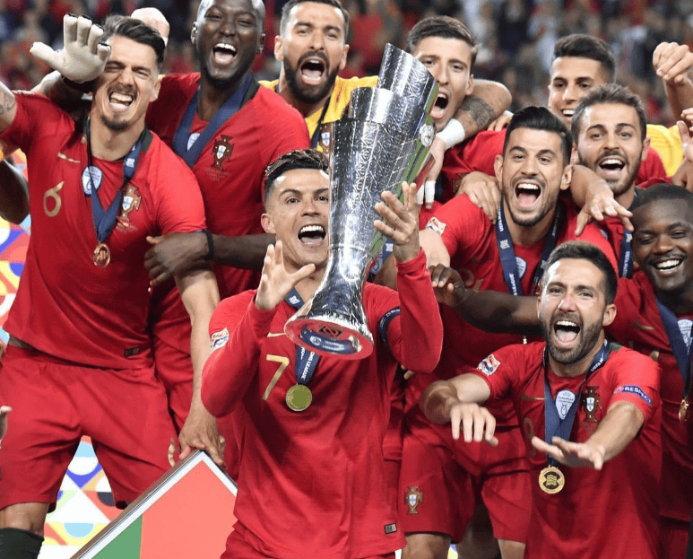 包含欧洲杯资格赛吸引球迷目光，火爆进行的词条