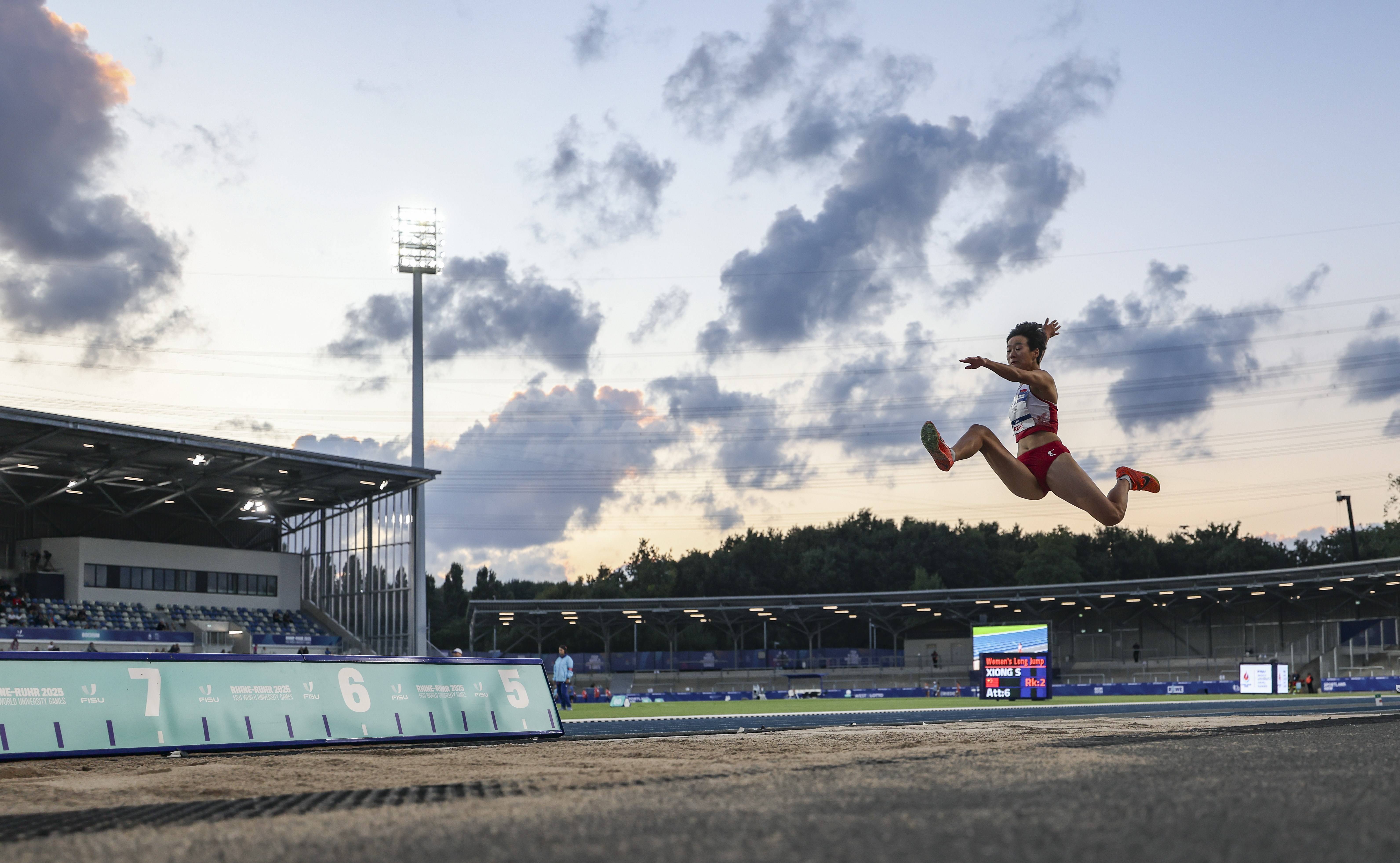 田径女子跳远:美国选手夺冠 田径女子跳远:美国选手夺冠