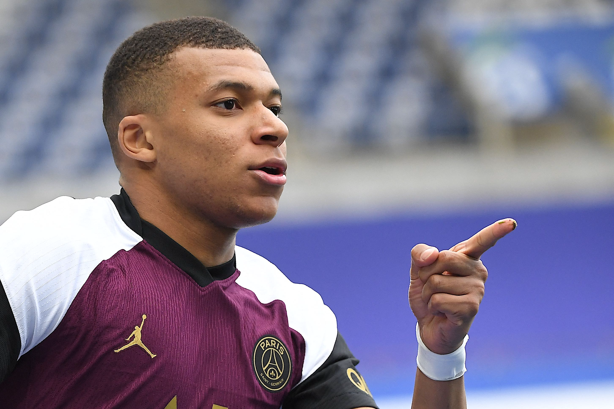 里尔客场大胜，稳坐联赛榜首