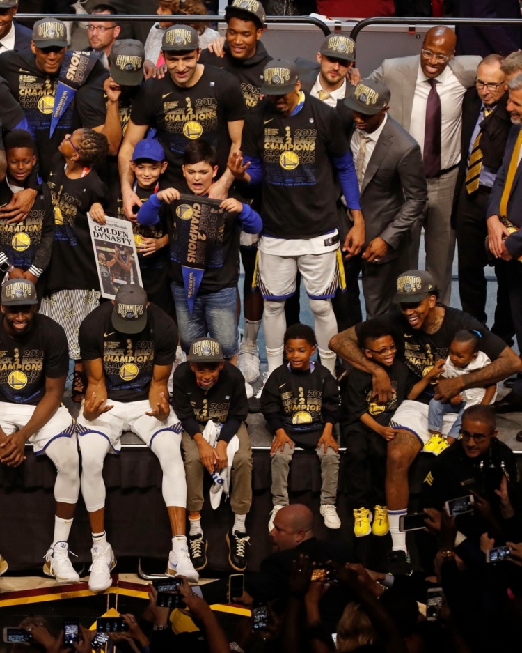 勇士横扫开拓者，终结四连败