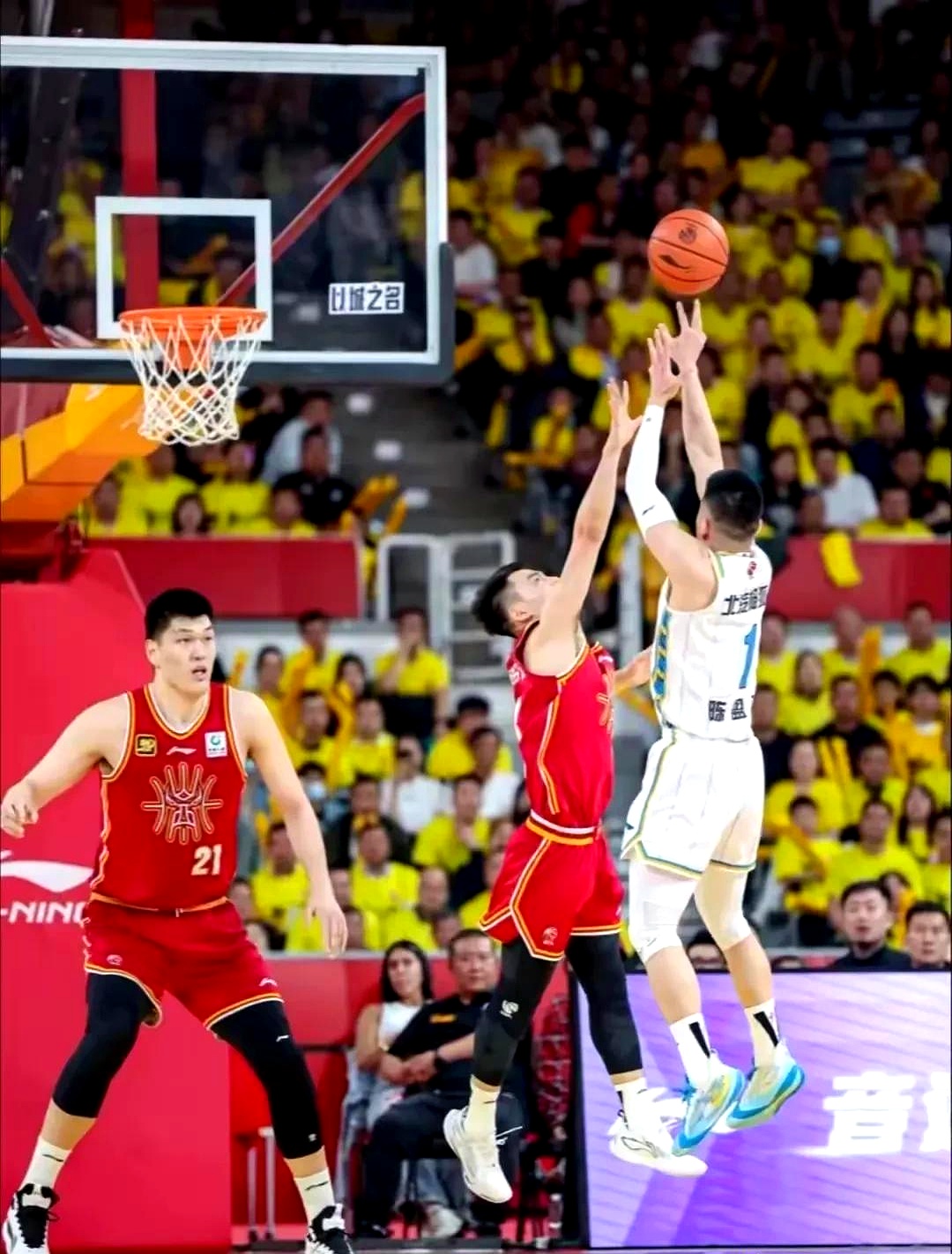 包含辽宁男篮客场大胜，向总冠军发起冲击的词条