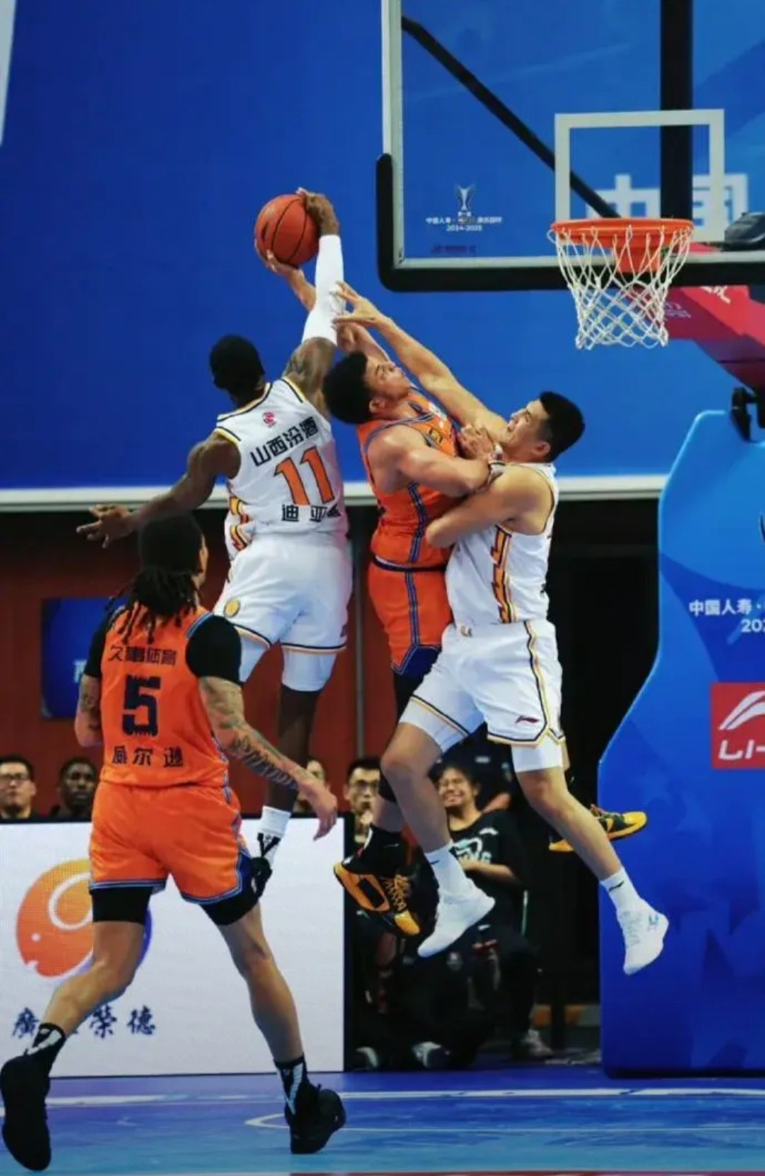 上海男篮逆转获胜,豪取六连胜 上海男篮逆转获胜,豪取六连胜